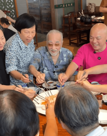 盧海鵬同親戚齊齊「撈起」。