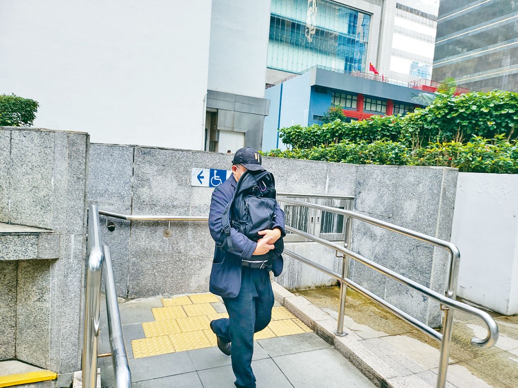 康橋護理前院長張健華，背囊遮臉離開。