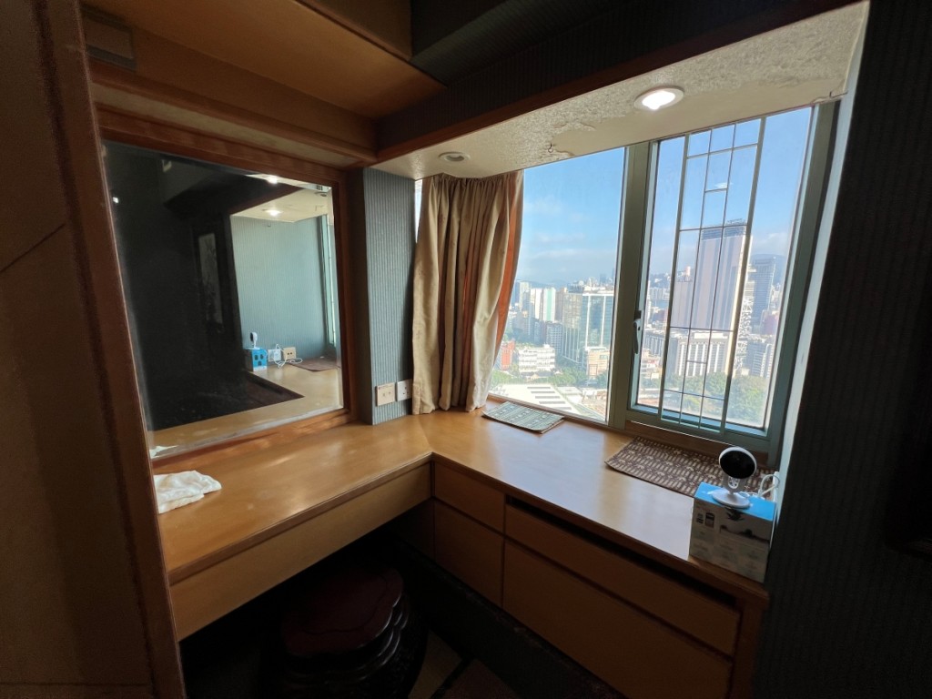 近廳一房善用窗台位置造有書枱。