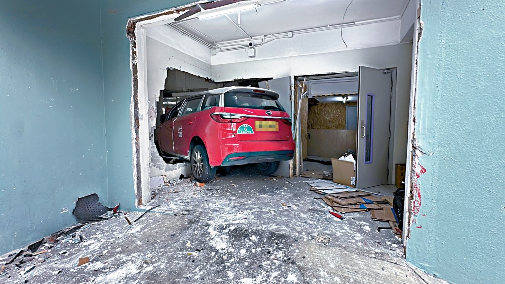 士直衝入校園後門。