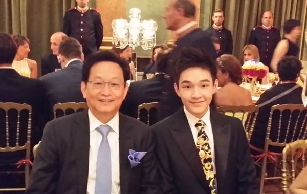中生製藥7月宣布，委任創辦人謝炳（左）的兒子謝承潤（右）為CEO，現年26歲，前任李一因專注於其他實業發展辭任。謝承潤為美籍華人，姐姐謝其潤2013年任職中生製藥董事會主席，當時年僅23歲。