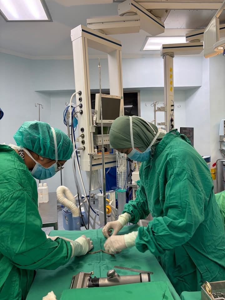 醫護人員進行移植手術。 fb / Hospital Sungai Buloh Selangor
