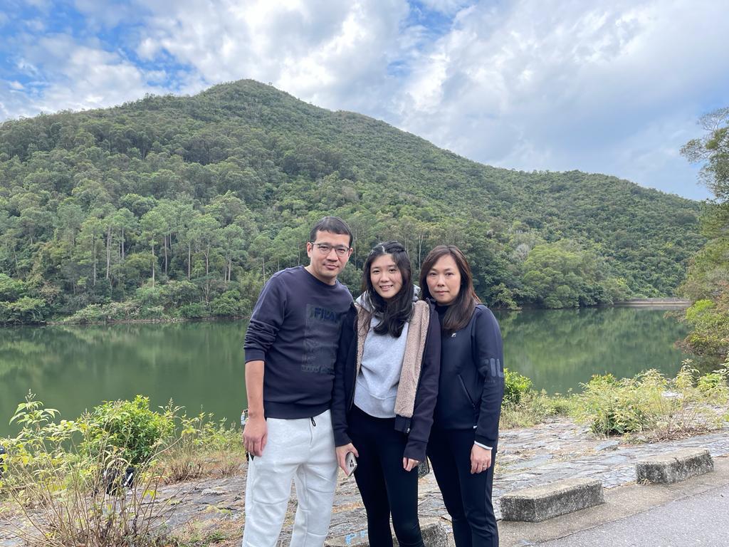 鄧卓琳(中)為九真其中一名資優學生,其父母均表示女兒長大後冀為社會作貢獻。 鄧卓琳(中)為九真其中一名資優學生,其父母均表示女兒長大後冀為社會作貢獻。