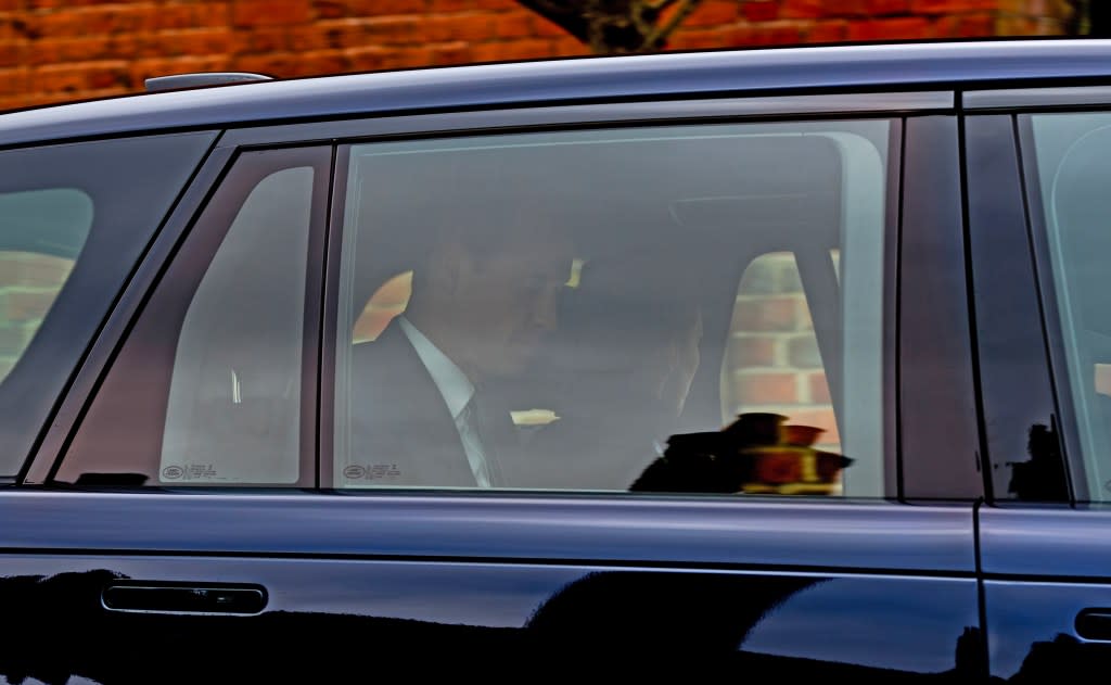 凱特與威廉被傳媒拍到一起坐車離開溫莎堡。網上圖片