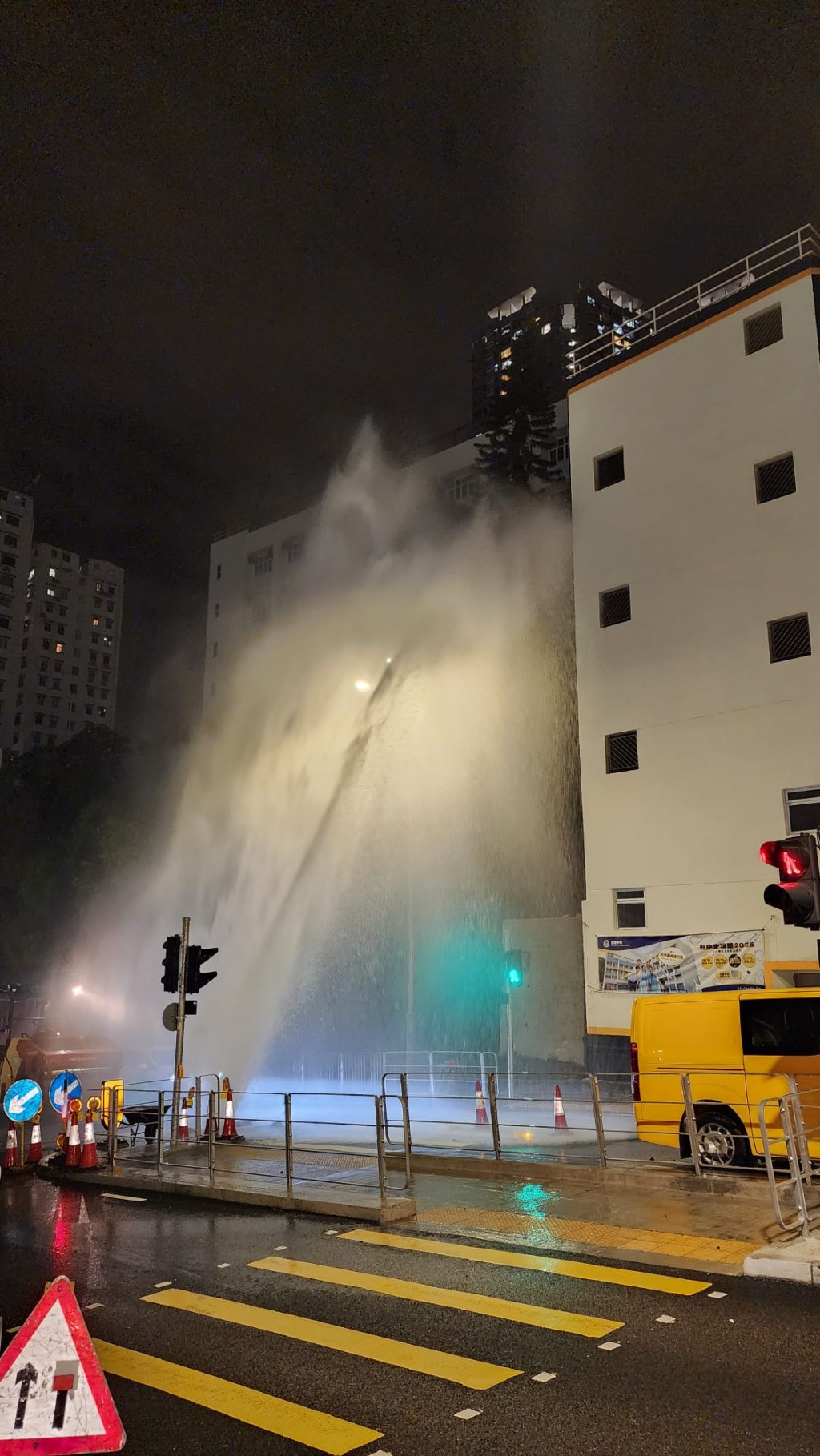 強大的水壓瞬間衝破路面渠蓋，激起約10米、5層樓高水柱。黎志偉攝