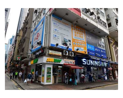 柯布連道巨鋪以呎租63元租出,租金急跌36%。