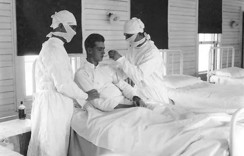 直至十九世紀末，口罩被用於醫護領域，用來防止病人和醫生之間疾病的相互傳染。