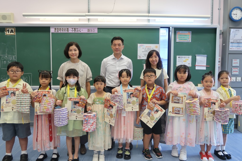  慈幼葉漢千禧小學校長黃偉堅（後排中）指學生在做功課的過程，可激發學習興趣和動機。（圖片來源：《親子王》）