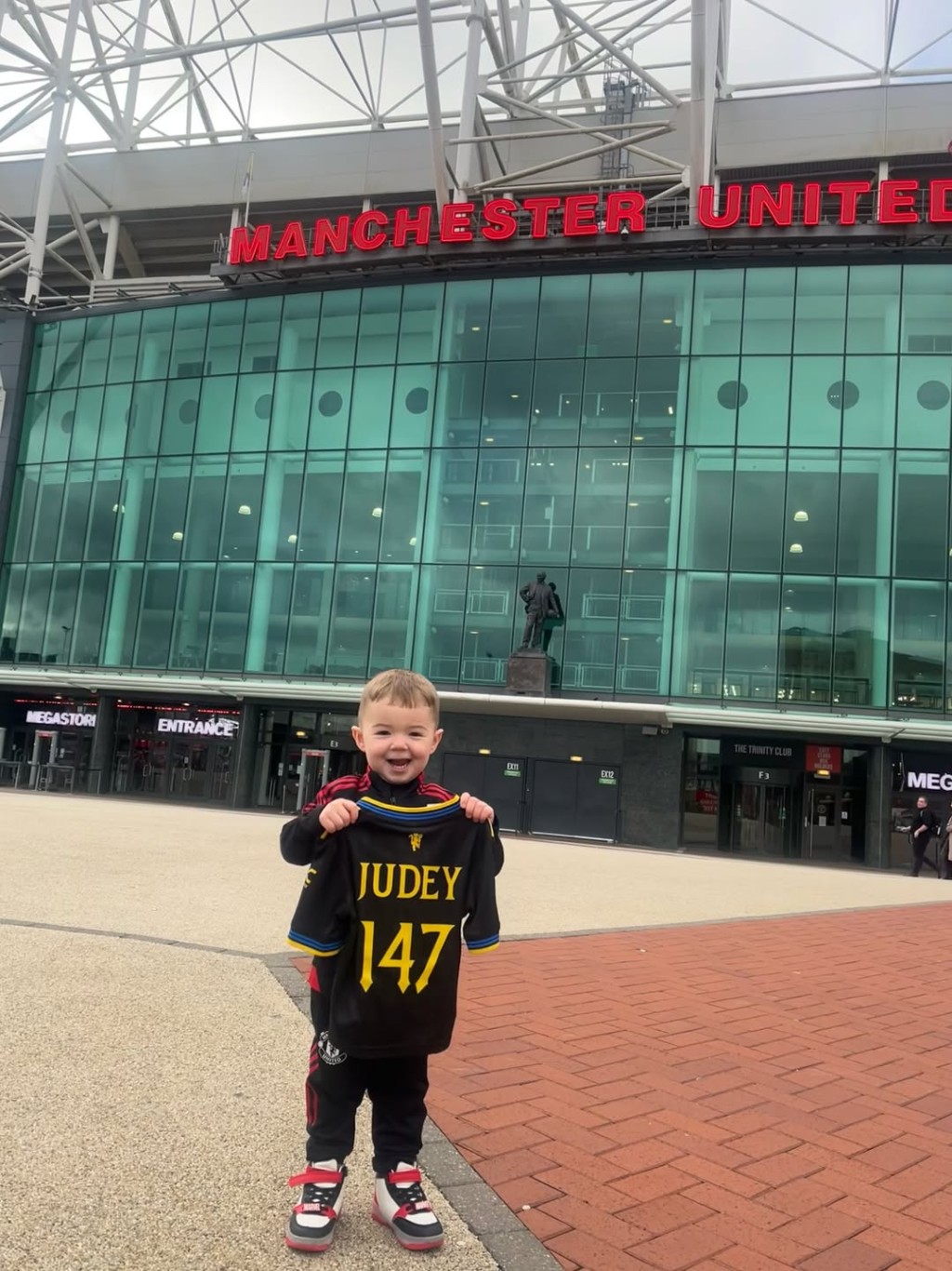 2歲的祖德・奧雲斯（Jude Owens）成功刷新兩項英式桌球的健力士世界紀錄。IG@judey147