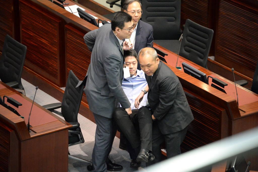 許智峯被驅逐出會議。資料圖片