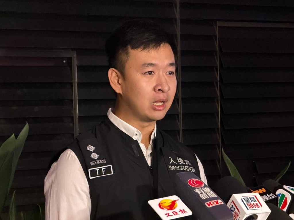 入境處特遣隊入境事務主任洪梓龍交代案情。