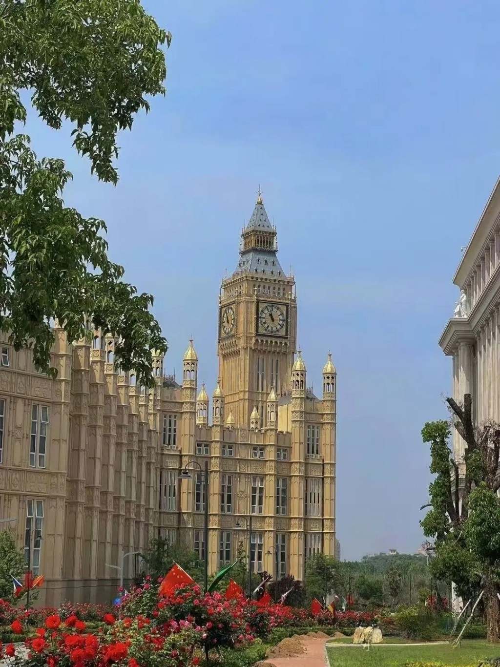 河南郑州西亚斯学院的伦敦街区。小红书