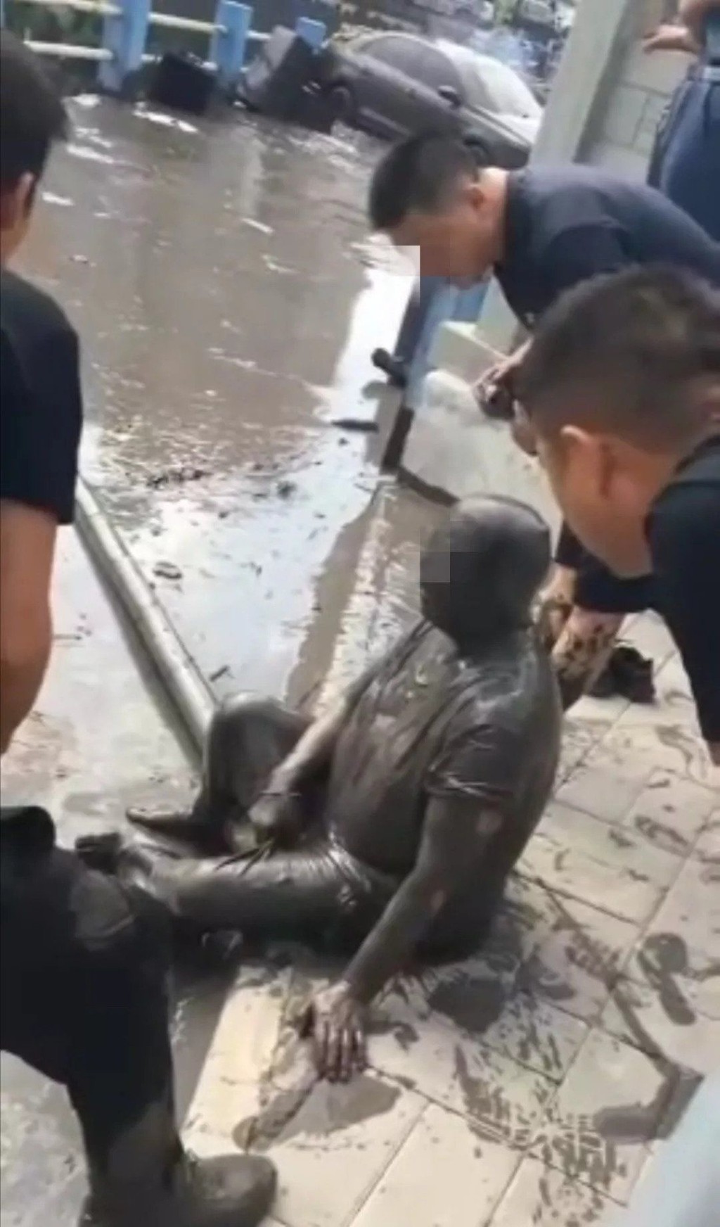 子長縣發生潰壩，導致大量「黑水」流下至縣城街道、河道。網圖