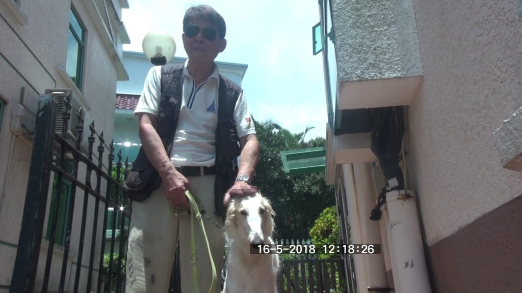 鄰居馮先生表示，聽到「噼噼啪啪」聲，帶同家中愛犬出外看，才發現火警。 梁峰國攝
