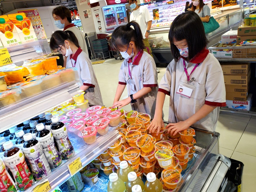 執貨、搬貨、上架都是店員的主要職務。(圖片來源:Aeon) 執貨、搬貨、上架都是店員的主要職務。(圖片來源:Aeon)
