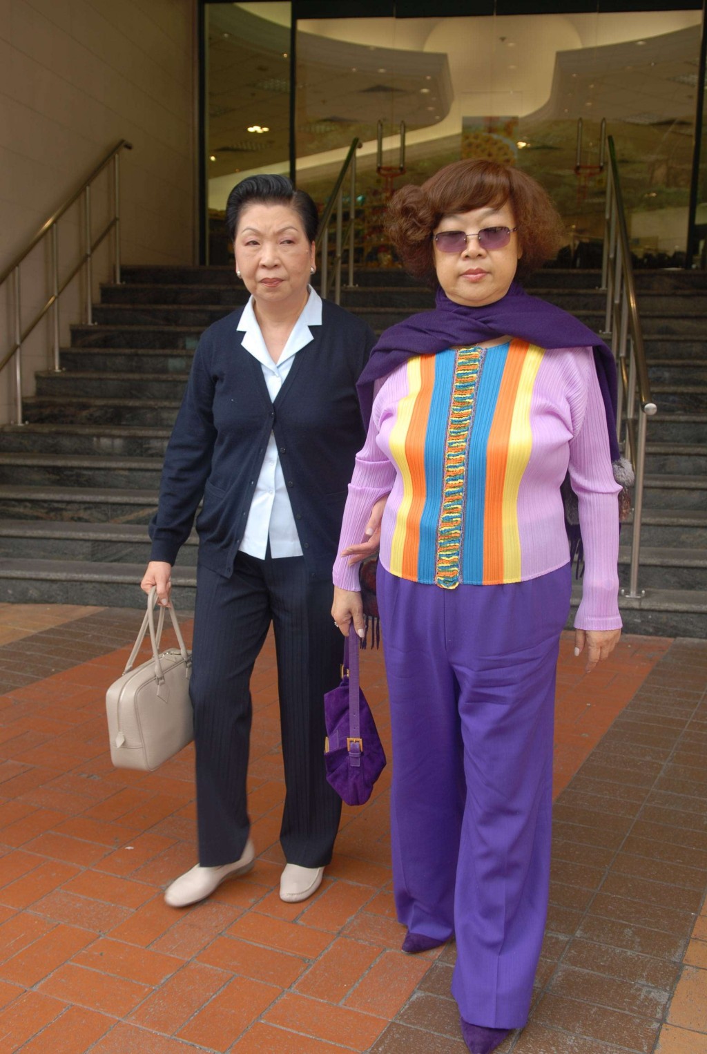 张彻遗孀梁丽嫦（左）与自小在戏棚演出的已故艺人沈殿霞（肥姐）相识多年。