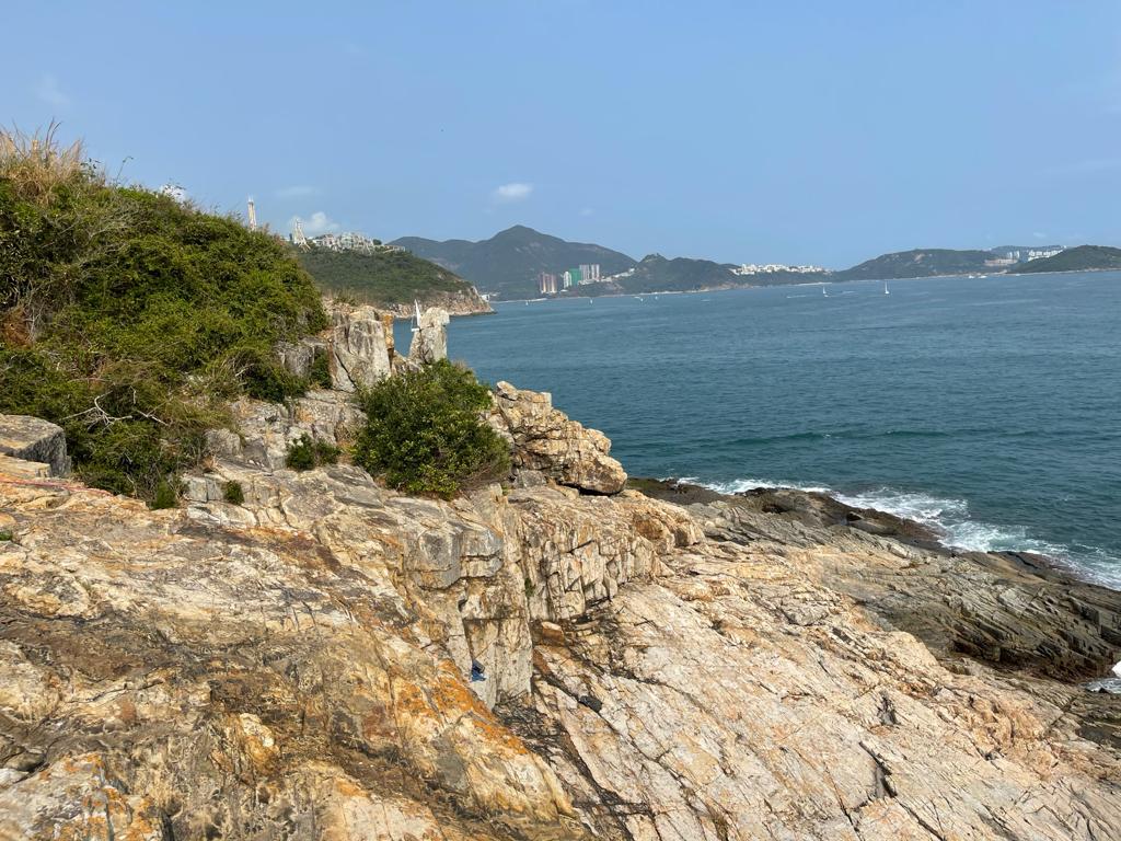 有男子帶同一子一女到玉桂山行山，因黃雨而迷路。