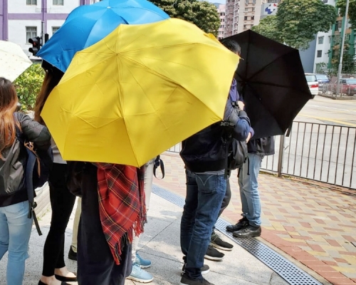 被告蕭樂婷（藍色波鞋）。葉君怡攝