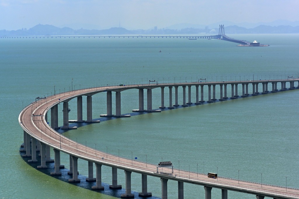 政府指7月1日零时起开始让已获批的香港私家车经港珠澳大桥（大桥）口岸往来香港与广东省。资料图片