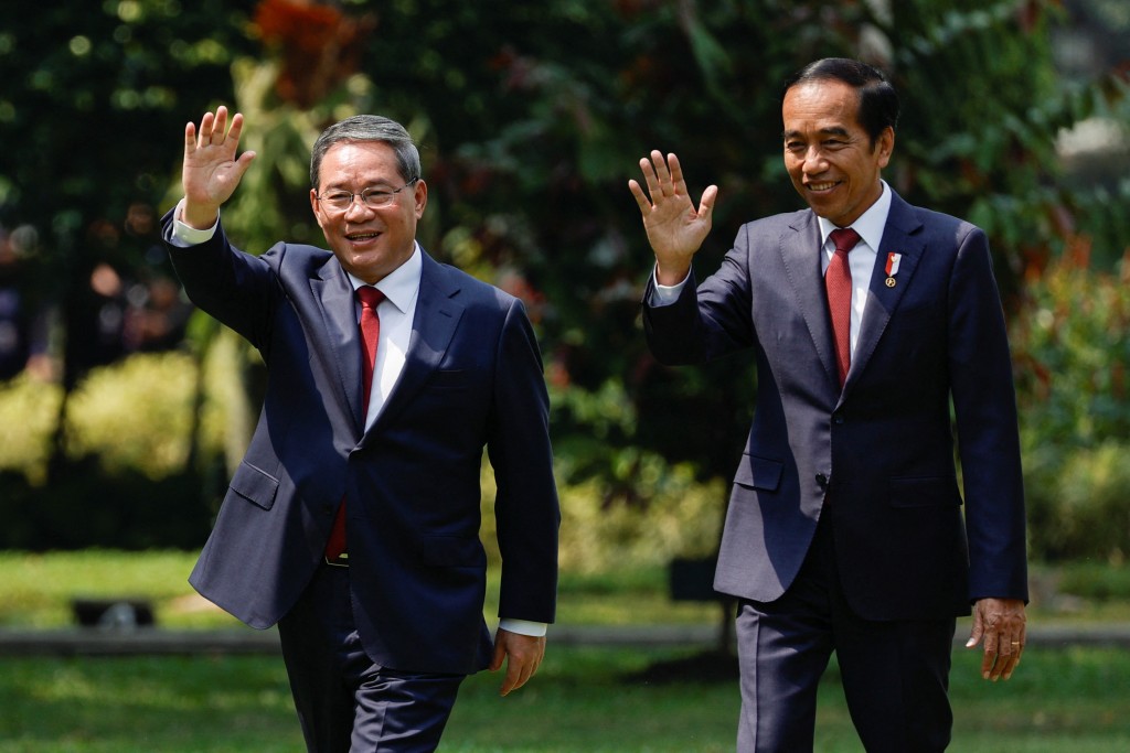 李强与印尼总统佐科维多多双双挥手示意。路透社