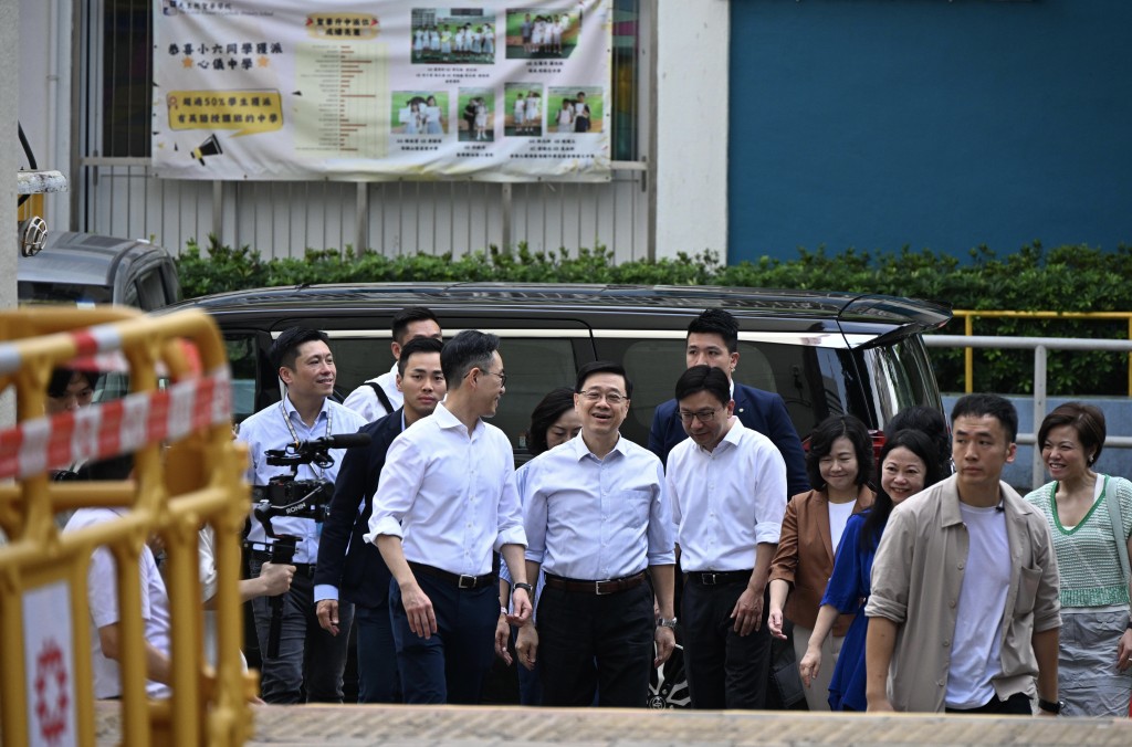 民青局局長麥美娟、勞福局局長孫玉菡、民政總署署長張趙凱渝、沙田民政事務專員余懷誠隨行陪同。蘇正謙攝