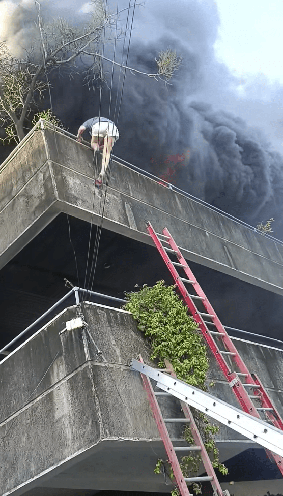女子此際才翻越大廈圍欄,緊抓扶手。FB@IvyBaya 女子此際才翻越大廈圍欄,緊抓扶手。FB@IvyBaya
