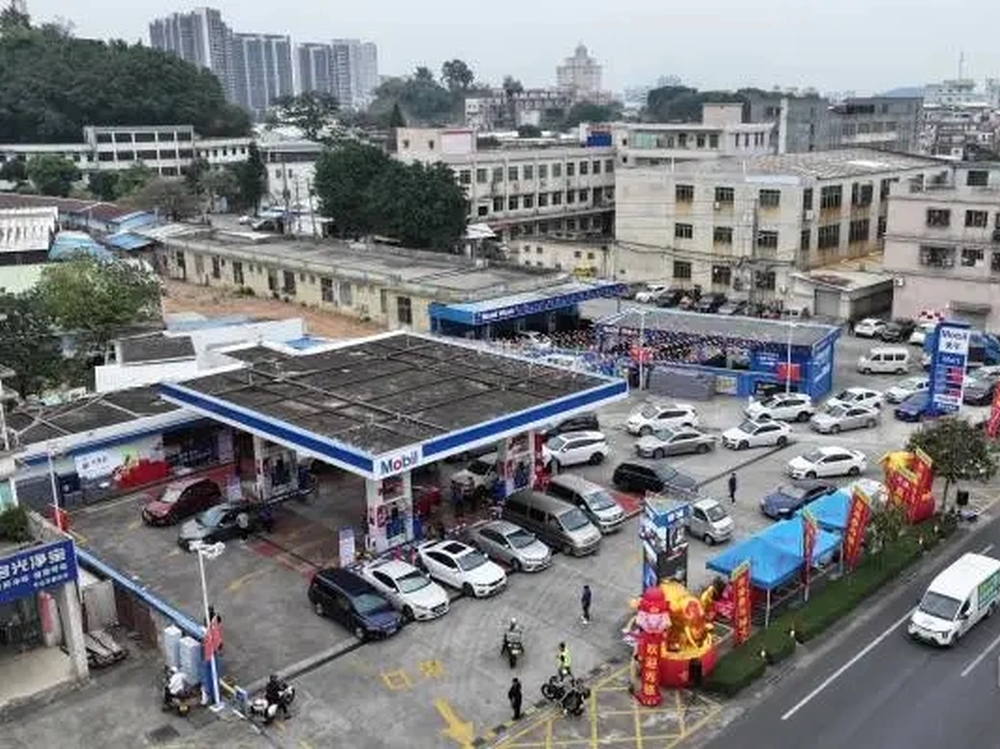 江門市江海區江海二路的美孚加油站，女模特促銷引發爭議。