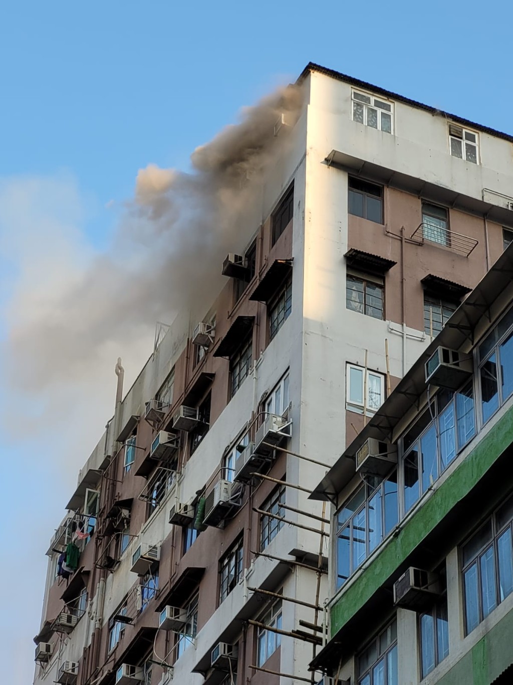 旺角花園街有大廈天台一個單位，懷疑因燒衣紙意外起火。