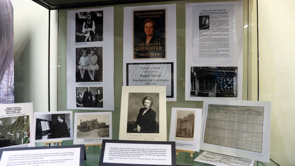 戴卓爾夫人出生地格蘭瑟姆的圖書館舉辦展覽,紀念其百歲冥壽。 路透社 戴卓爾夫人出生地格蘭瑟姆的圖書館舉辦展覽,紀念其百歲冥壽。 路透社