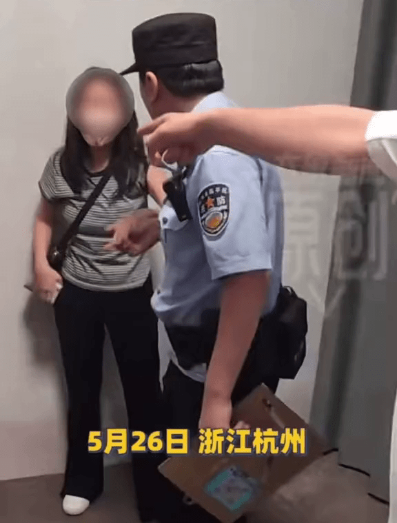 即使现场有公安人员，女记者仍被非法代孕机构的职员围攻。 大象新闻