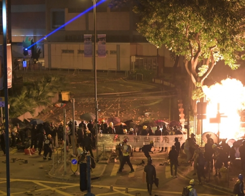 示威者在漆咸道南投掷汽油弹，地面多处有光光。