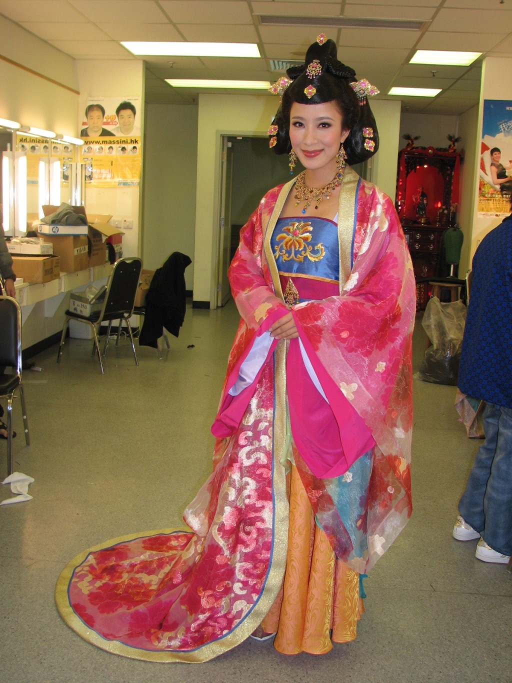 有網民認陳自瑤身上的服飾是2009年經典古裝劇《宮心計》其中一位主角「姚金鈴」楊茜堯（前名楊怡）的服裝。