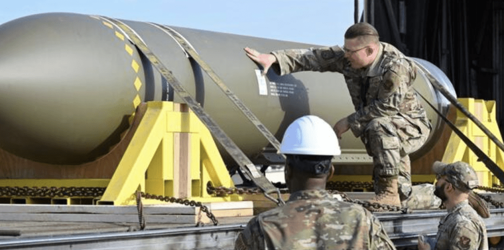 “巨型穿透弹”（Massive Ordnance Penetrator, MOP）重达15吨（约30,000磅）的“超级炸弹”，设计专门用于钻入岩石和混凝土。美联社