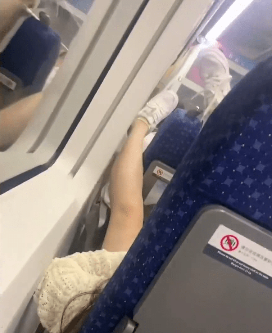 因前座乘客移動座位問題產生爭執，女子將腳放在前排乘客頭上報復。
