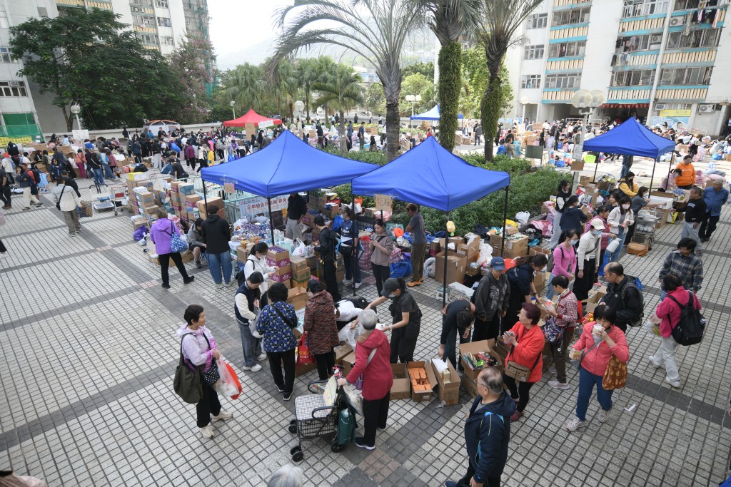 義工在災場派發物資。 義工在災場派發物資。