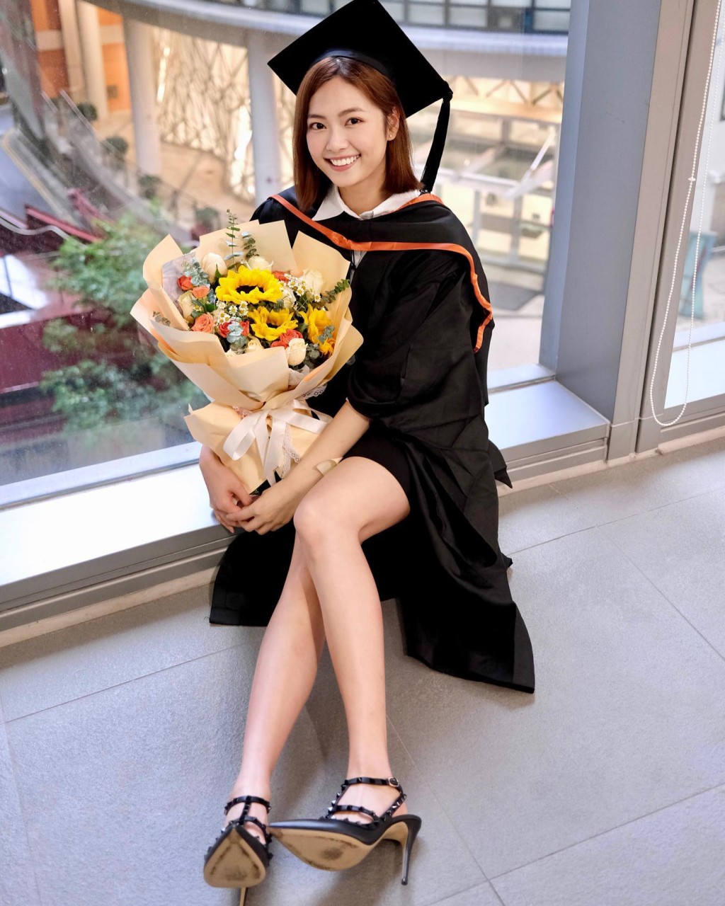 游嘉欣今年5月穿上毕业袍戴四方帽宣布大学毕业。