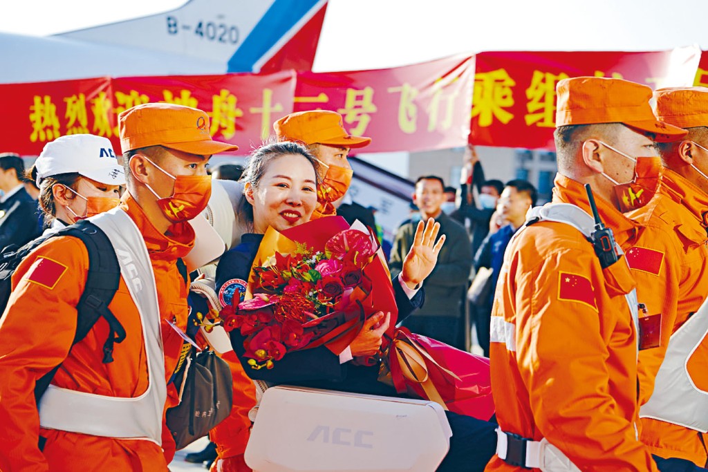 神舟十三號太空人前天平安抵京,王亞平向歡迎人群揮手致意。