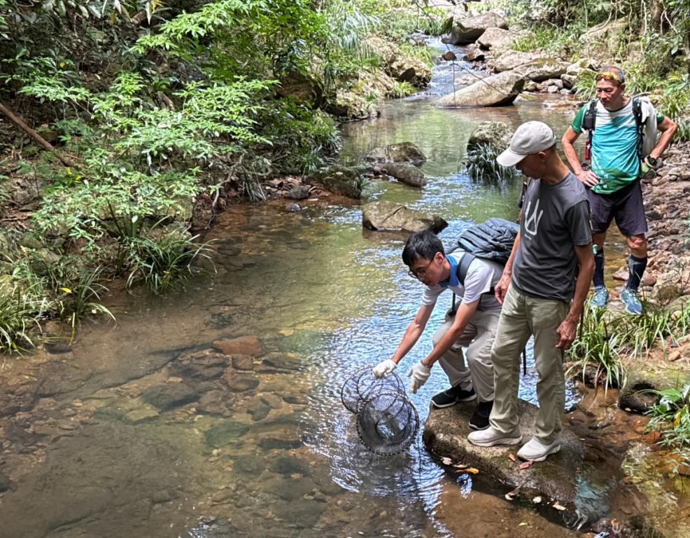 黄锦星与民间组织「清径先锋」视察河溪，发现多个捕龟笼。