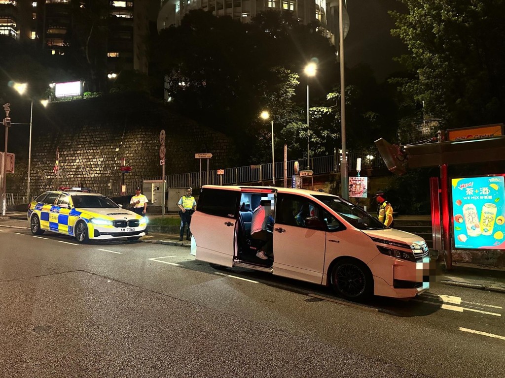 警方派員喬裝乘客並截獲兩輛私家車。 警方派員喬裝乘客並截獲兩輛私家車。