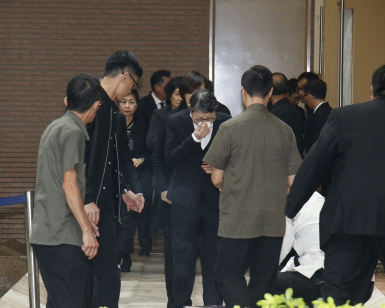 不捨拭淚