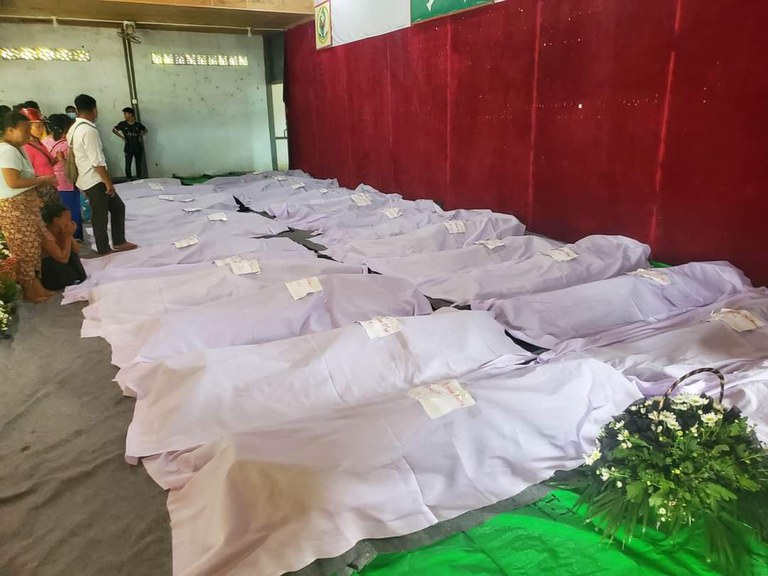 缅北克钦邦难民营遭到空袭，找到29具遗体。网上图片