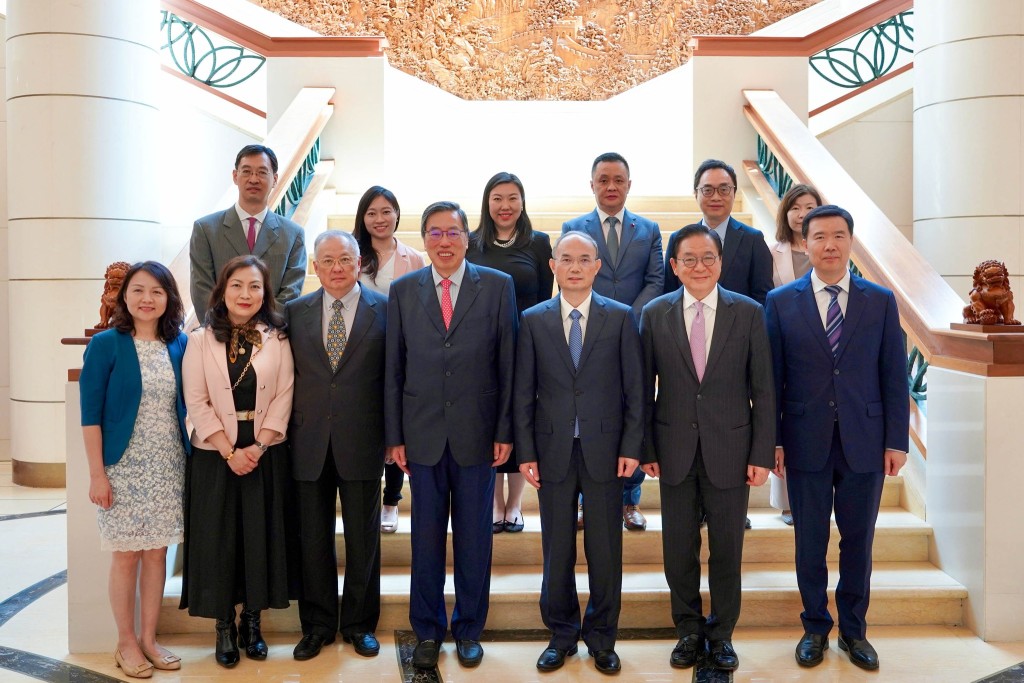 立法会代表团抵达新加坡，并与中国驻星大使曹忠明会面。梁君彦fb