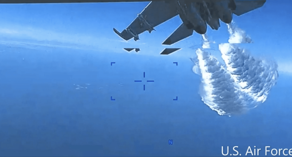 依據MQ-9無人機的機上畫面，一架蘇愷-27戰機進逼時，朝美國無人機傾倒燃油。