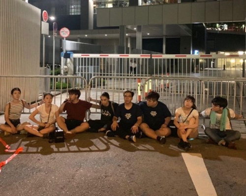 香港眾志成員在立法會停車場外靜坐。香港眾志FB圖片