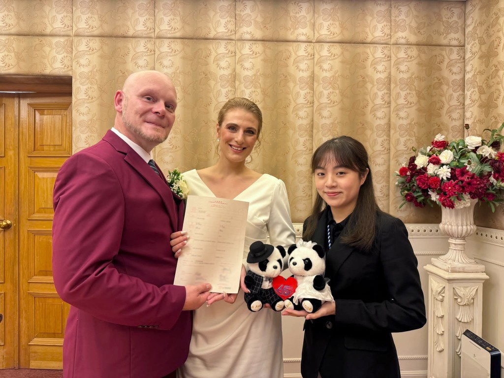 新婚夫婦獲贈大熊貓公仔。 新婚夫婦獲贈大熊貓公仔。