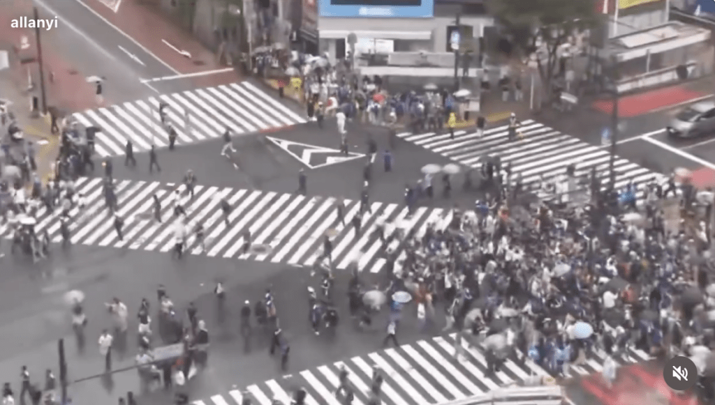在短短數秒內迅速「組織化」散開,集體退回兩旁的行人路上,自覺讓路予車輛先行通過。 Threads@ronaldtam 在短短數秒內迅速「組織化」散開,集體退回兩旁的行人路上,自覺讓路予車輛先行通過。 Threads@ronaldtam