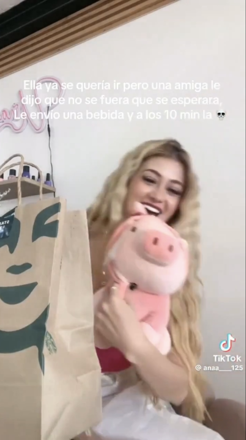 馬爾克斯（Valeria Marquez）收到毛公仔，看來很開心。 TikTok