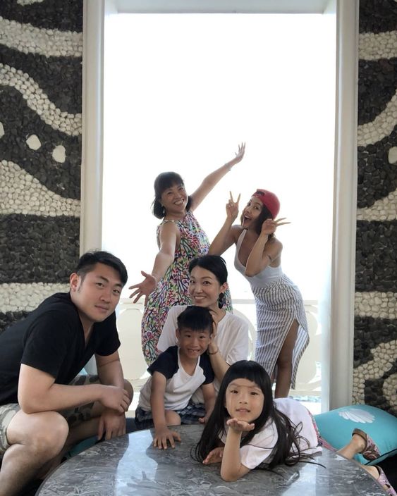 Jolin跟家人出遊。