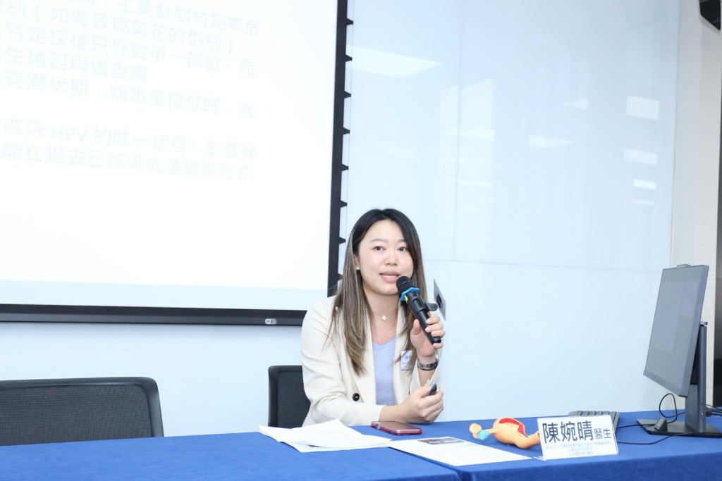 香港中文大学医学院家庭医学专科陈婉晴医生指出,超过9成感染者毫无病征,潜伏期可长达10至20年。 香港中文大学医学院家庭医学专科陈婉晴医生指出,超过9成感染者毫无病征,潜伏期可长达10至20年。