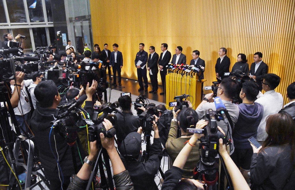 行政長官李家超今日（27日）下午聯同相關官員，就大埔宏福苑五級火警跟進工作，在政府總部會見傳媒。